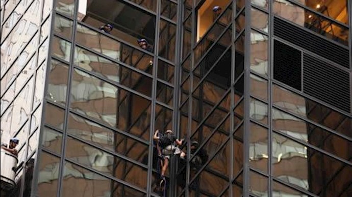 بالا رفتن مرد عنکبوتی از برج ترامپ