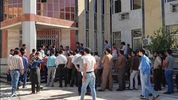 تجمع اعتراضی صاحبان فروشگاهها مقابل فرمانداری کهگیلویه
