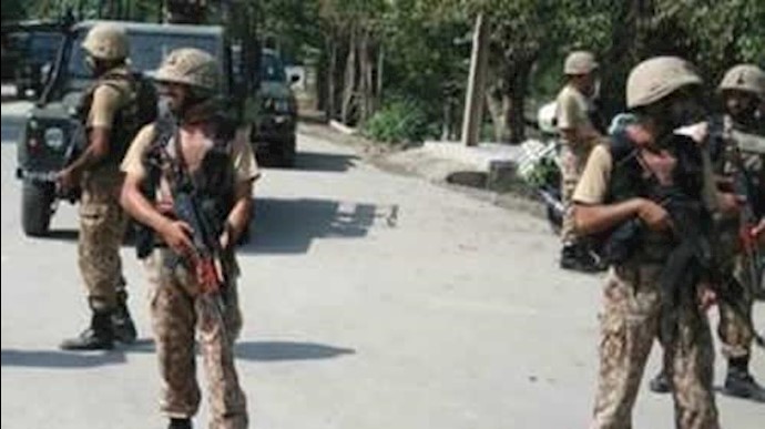 نیروهای امنیتی پاکستان پس از حمله به منطقه مسیحی نشین در حومه پیشاور