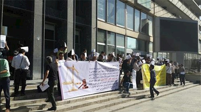 تجمع اعتراضی پذیرفته شدگان آزمونهای استخدامی سال ۹۱ مقابل درب استانداری
