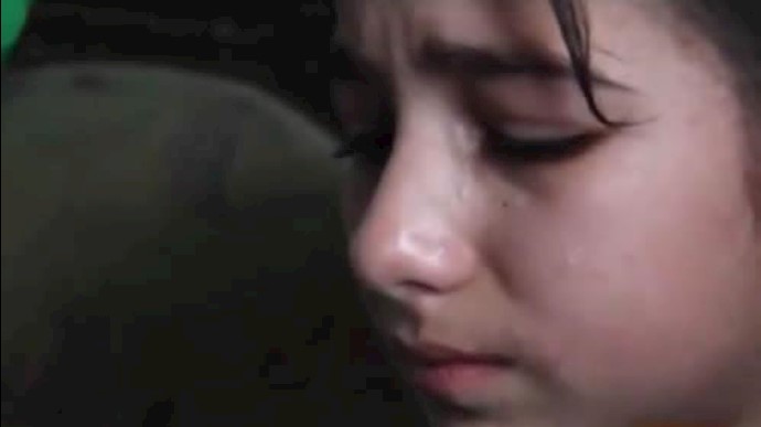 ضحی دختر سوری که جسم بی‌حرکت او را از زیر آوار یک بمباران بشکه‌یی بیرون کشید