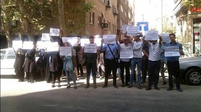 تجمع اعتراضی پزشکان درمانگر اعتیاد در برابر وزارت بهداشت رژیم