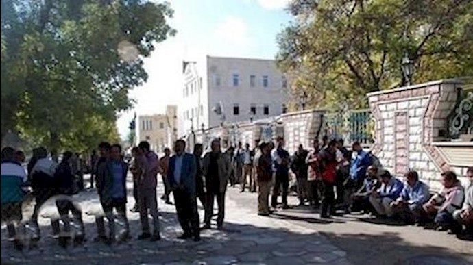 تجمع اعتراضی کارگران سد تنگ سرخ یاسوج