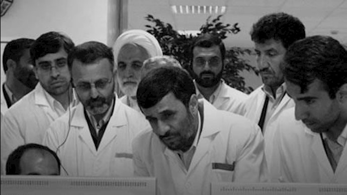 پاسدار احمدی نژاد به همراه تیم هسته‌یی او