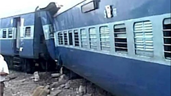 خارج شدن قطار در هند 