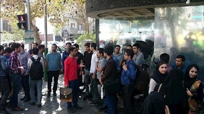 تجمع غارت‌شدگان نمایندگی ایران خودرو در مقابل وزارت صنعت رژیم