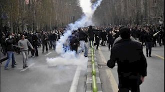 تظاهرات مردم تهران در عاشورای88 با شعار مرگ بر اصل ولایت فقیه 