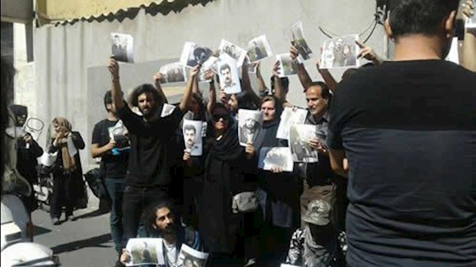 تجمع جمعی از فعالان سیاسی و مدنی در حمایت از زندانی اعتصابی سهیل عربی در مقابل مجلس10مهر96