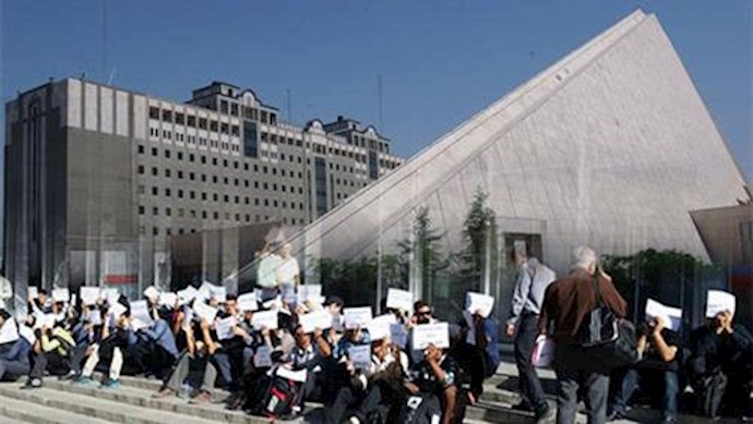 تجمع اعتراضی نیروهای کارکنان شرکتی بانک صادرات مقابل مجلس ارتجاع