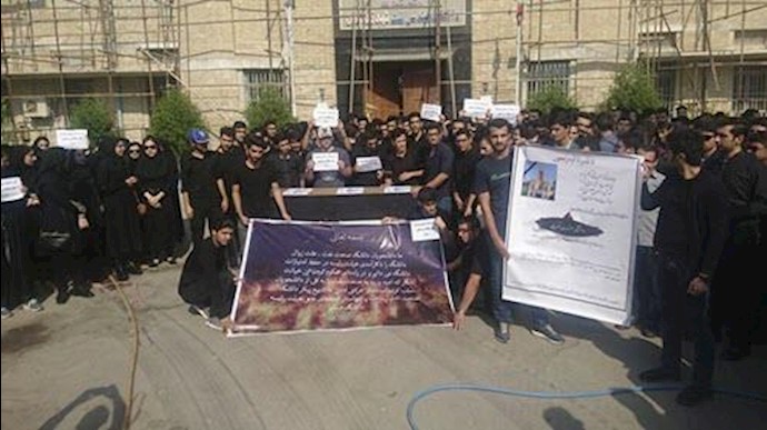 حرکت اعتراضی دانشجویان دانشگاه صنعت نفت آبادان