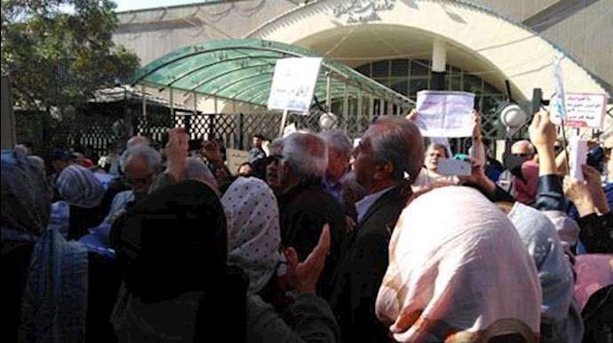 تجمع اعتراضی بازنشستگان مقابل دفتر آخوند روحانی