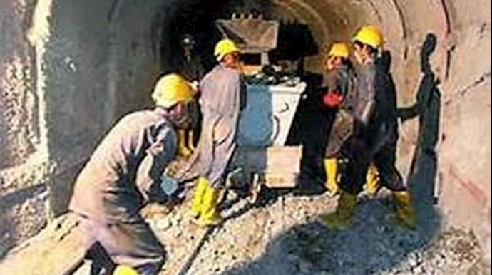 کارگران زحمتکش یک معدن در ایران 