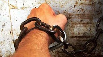 زنجیر کردن یک زندانی به میله‌های زندان در زندان اردبیل