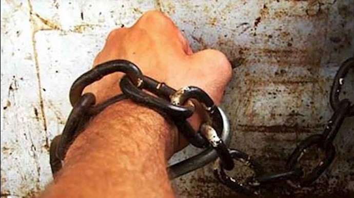 زنجیر کردن یک زندانی به میله‌های زندان در زندان اردبیل