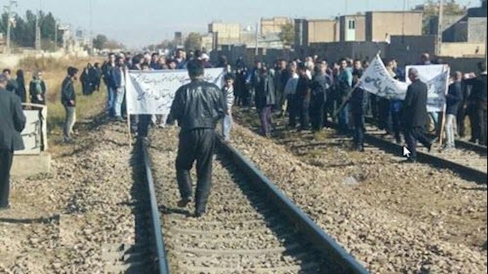 تجمع اعتراضی مردم تاکستان در مسیر ریل راه‌آهن