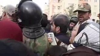 اعتراض مردم زلزله‌زده به پاسدار علی لاریجانی