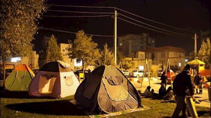 تجمع اعتراضی زلزله‌زدگان در کوزران کرمانشاه