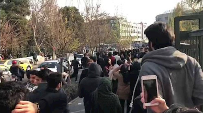 تظاهرات جوانان تهران در میدان انقلاب  