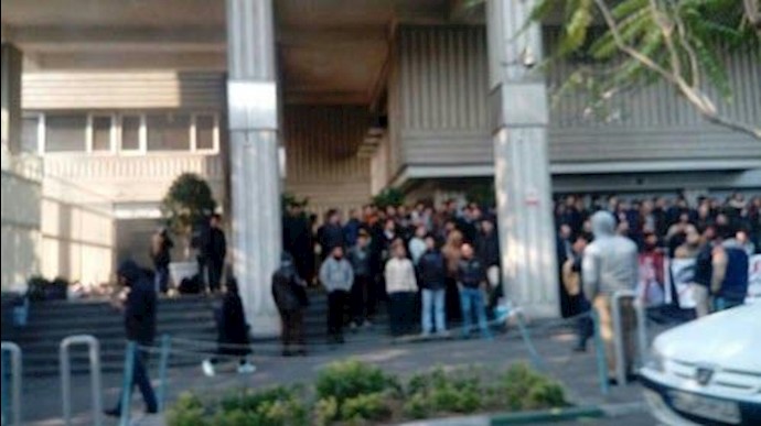 تجمع اعتراضی دانشجویان صنعت نفت آبادان در تهران برای دومین روز