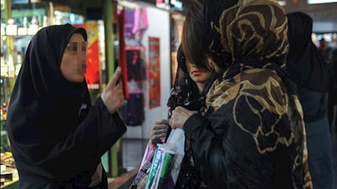 سرکوب زنان به بهانه آخوند ساخته بدحجابی - آرشیو