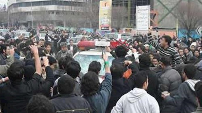 کتک خوردن ماموران سرکوبگر انتظامی توسط مردم 
