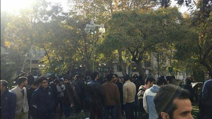 تجمع فارغ‌التحصیلان دانشگاه صنعت نفت مقابل دفتر آخوند روحانی