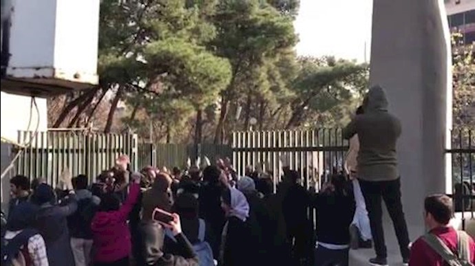 دانشجویان دانشگاه تهران - مرگ بر دیکتاتور