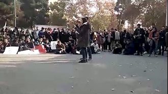 اجرای نمایش توسط دانشجویان معترض دانشگاه تهران