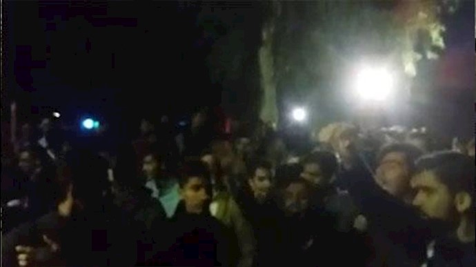 تجمع اعتراضی دانشجویان مقابل محل سخنرانی آخوند روحانی در سیستان و بلوچستان