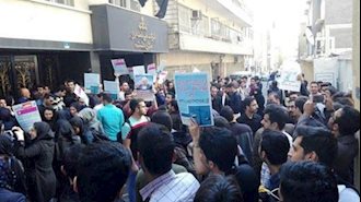 تجمع اعتراضی جمعی از دانشجویان دانشگاه صنعت نفت در مقابل ساختمان مرکزی وزارت نفت رژیم در تهران