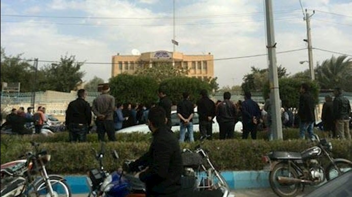 تجمع اعتراضی بازاریان و لنجداران بندردیلم مقابل فرمانداری رژیم دراین شهر
