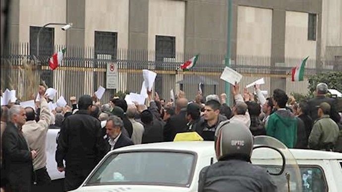 تجمع در مقابل مجلس رژیم