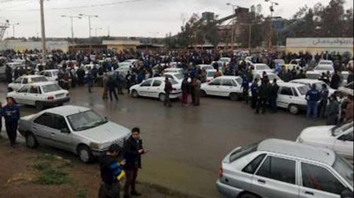 تجمع اعتراضی کارگران گروه ملی فولاد در اهواز-آرشیو