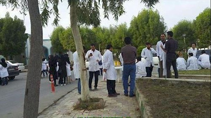 تجمع اعتراضی دانشجویان رشته پزشکی بوشهر