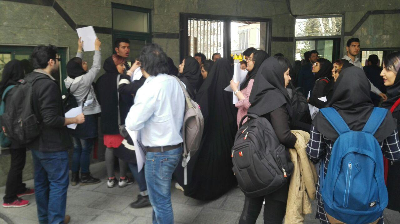 تجمع اعتراضی دانشجویان دانشگاه علامه نسبت به تفکیک جنسیتی