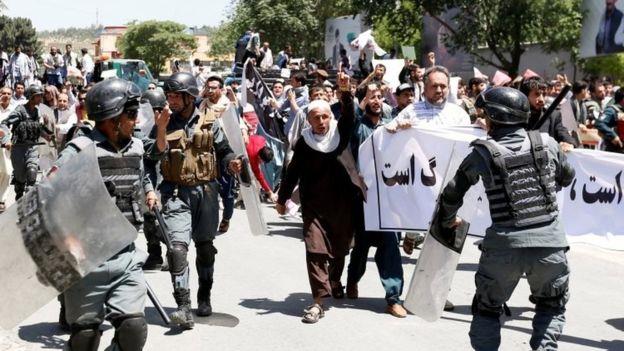 درگیری معترضان با پلیس در افغانستان ۷نفر کشته و بیش از ۲۰تن مجروح شدند درگیری معترضان با پلیس در افغانستان ۷نفر کشته و بیش از ۲۰تن مجروح شدند