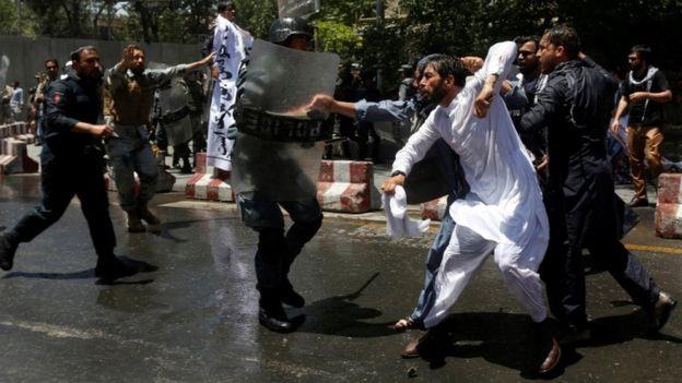 درگیری معترضان با پلیس در افغانستان ۷نفر کشته و بیش از ۲۰تن مجروح شدند درگیری معترضان با پلیس در افغانستان ۷نفر کشته و بیش از ۲۰تن مجروح شدند