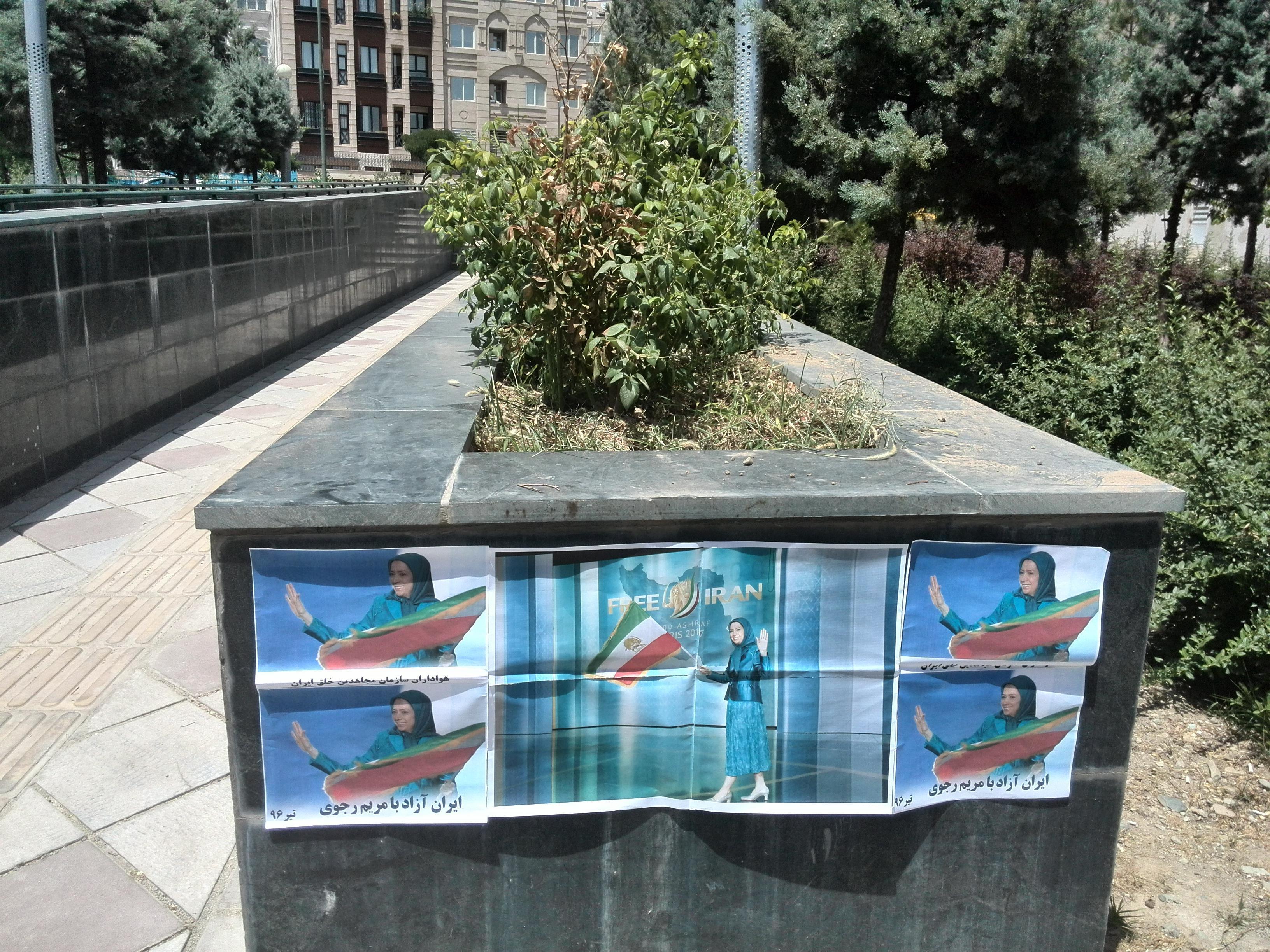 تهران: آریاشهر - نصب تصاویری از مریم رجوی در گردهمایی مقاومت ایران در پاریس