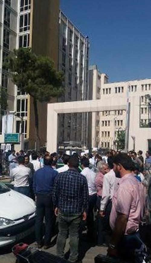  اعتراض جمعی کارکنان بیمه کشاورزی در تهران 