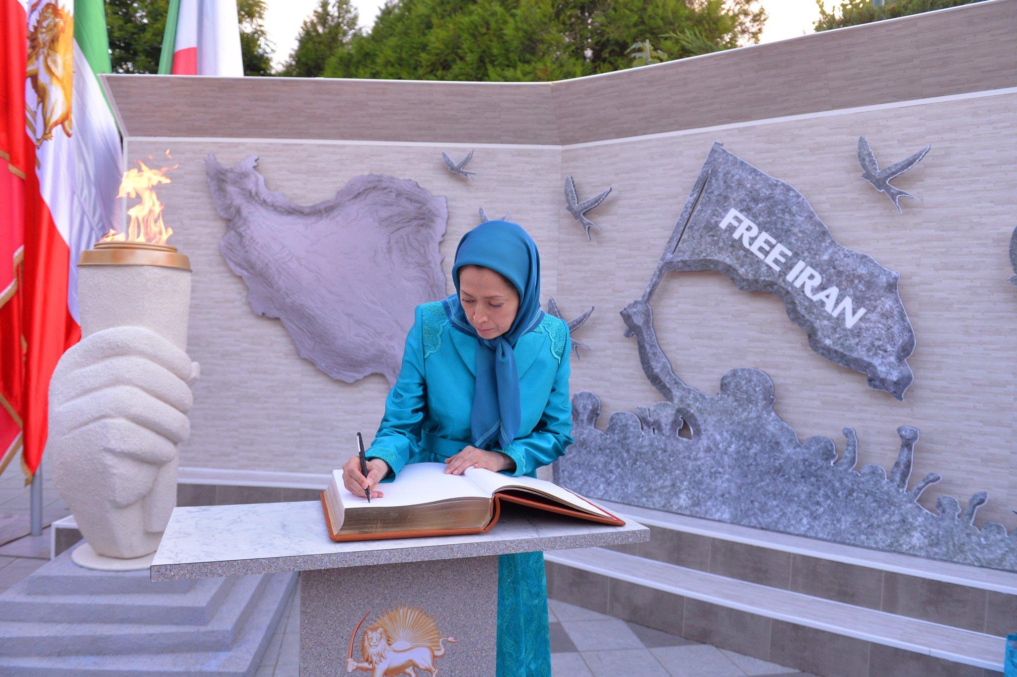 مریم رجوی، ادای احترام در برابر نمادی از تاریخچه بیش از نیم قرن مبارزات مردم ایران در برابر استبداد