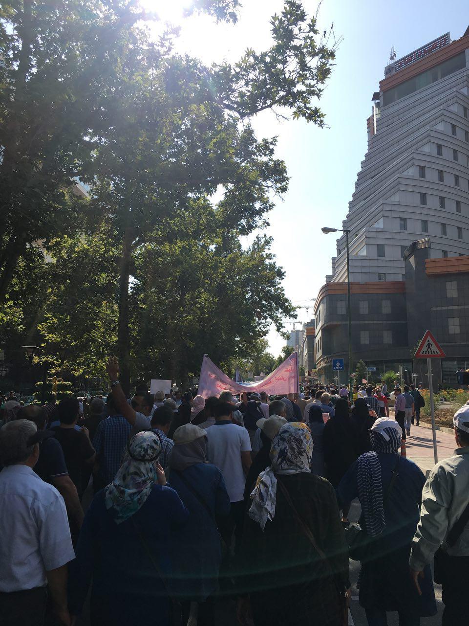 تجمع اعتراضی هزاران تن از غارت‌شدگان در مقابل بانک مرکزی رژیم 