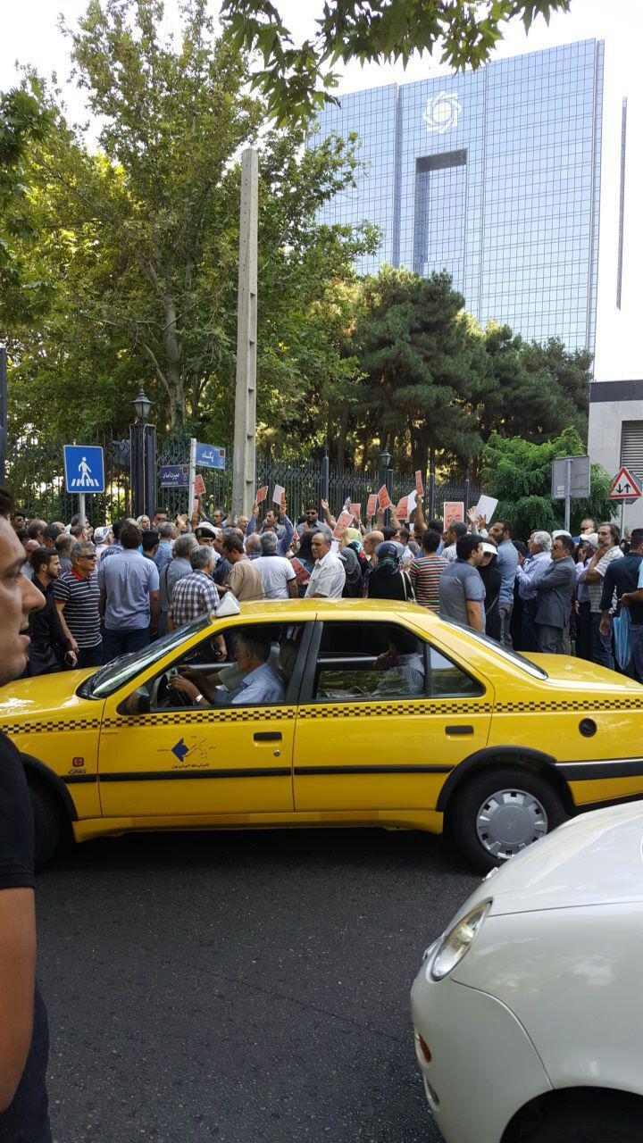 تجمع اعتراضی هزاران تن از غارت‌شدگان در مقابل بانک مرکزی رژیم در تهران