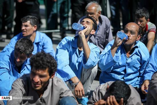 دستگیری و غل و زنجیر زدن به جوانان در میدان امام حسین 