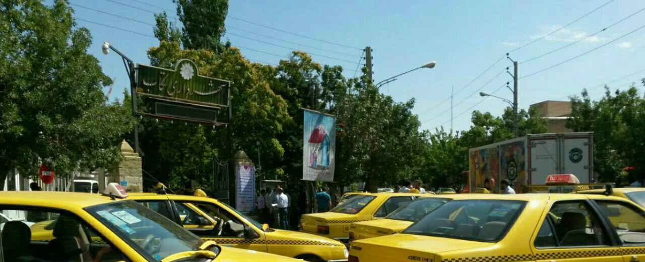تجمع اعتراضي رانندگان تاکسی شهری در تکاب