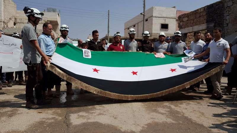 تظاهرات در محکومیت کشتن ۷تن از نیروهای دفاع مدنی در شهرهای سوریه 
