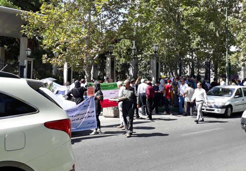 تجمع اعتراضی غارت‌شدگان کاسپین در مقابل بانک مرکزی در تهران 