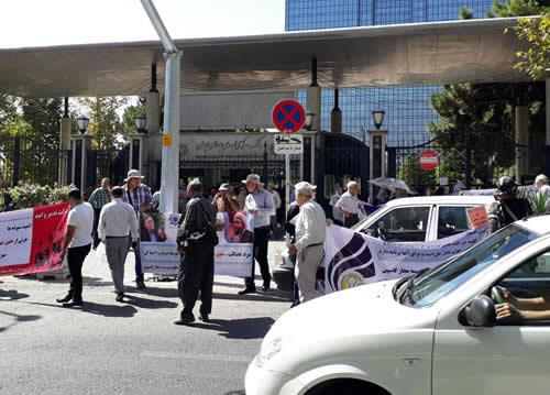 تجمع اعتراضی غارتشدگان کاسپین در مقابل بانک مرکزی در تهران تجمع اعتراضی غارتشدگان کاسپین در مقابل بانک مرکزی در تهران