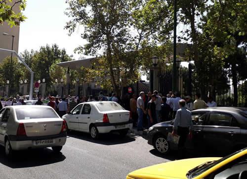 تجمع اعتراضی غارتشدگان کاسپین در مقابل بانک مرکزی در تهران تجمع اعتراضی غارتشدگان کاسپین در مقابل بانک مرکزی در تهران