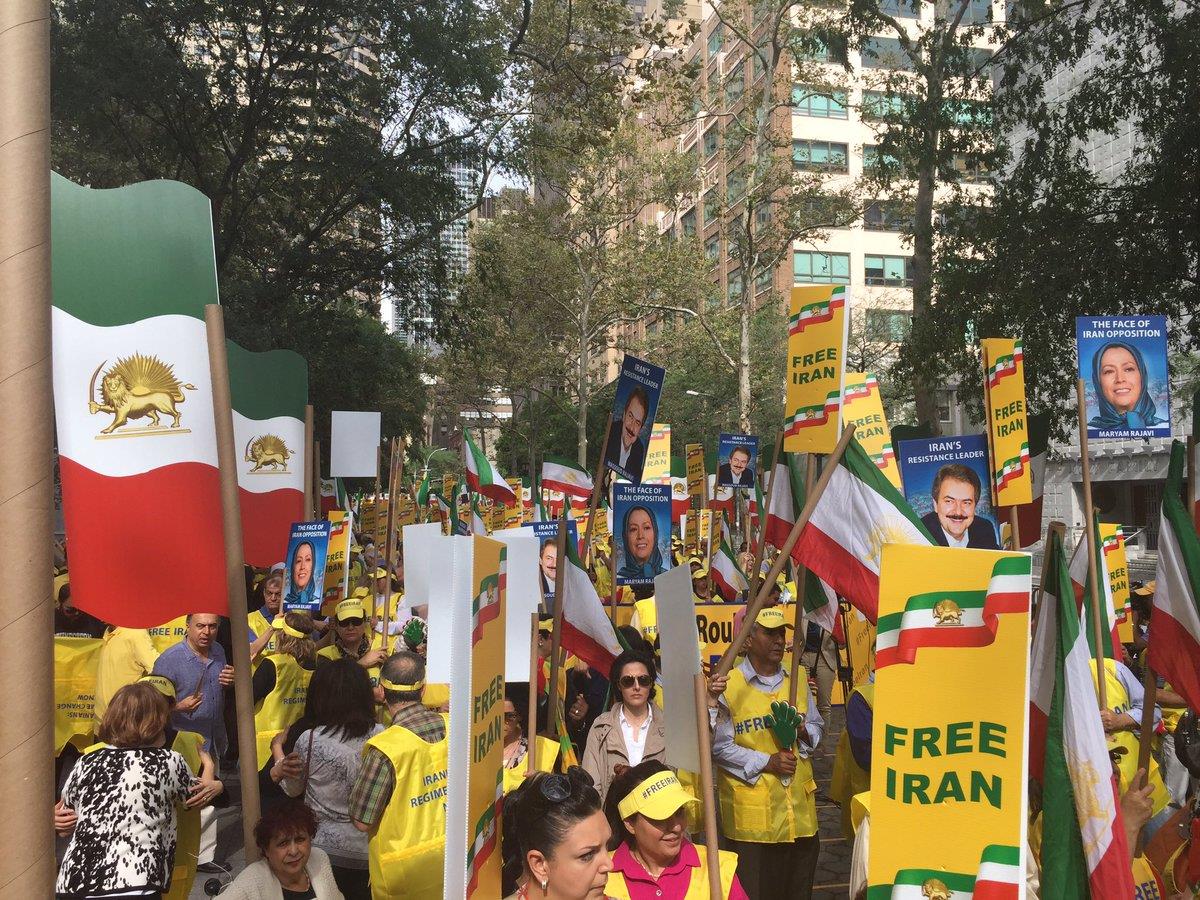 تظاهرات ایرانیان آزاده و اشرف‌نشانها علیه حضور آخوند روحانی در نیویورک