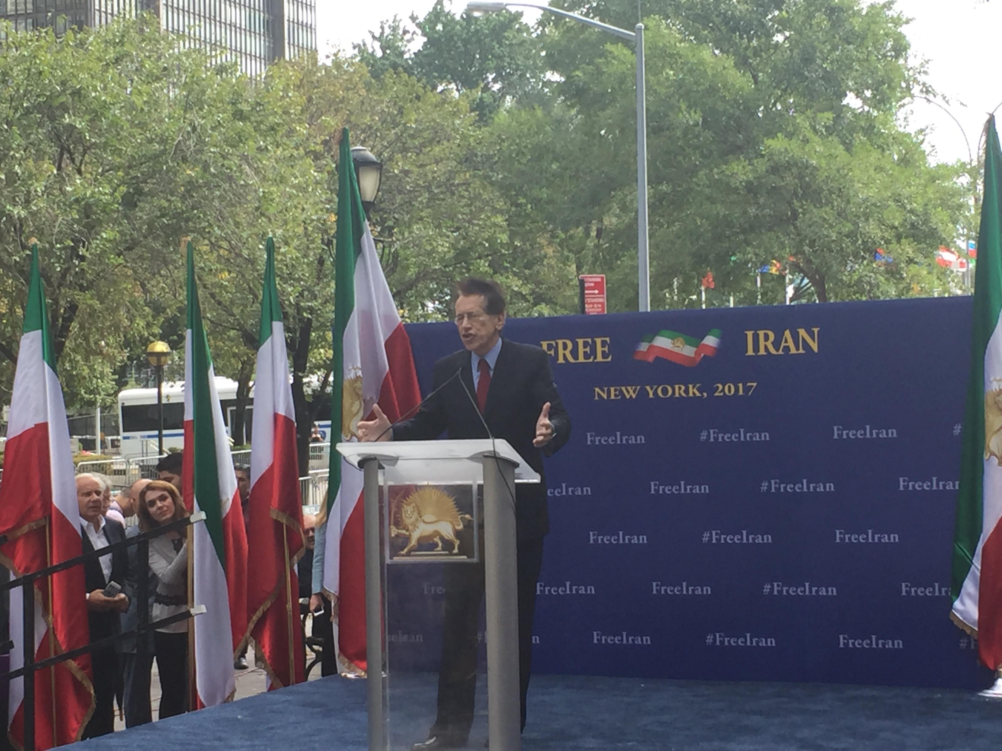 تظاهرات ایرانیان آزاده و اشرف‌نشانها علیه حضور آخوند روحانی در نیویورک؛ سخنرانی جولیو ترتزی